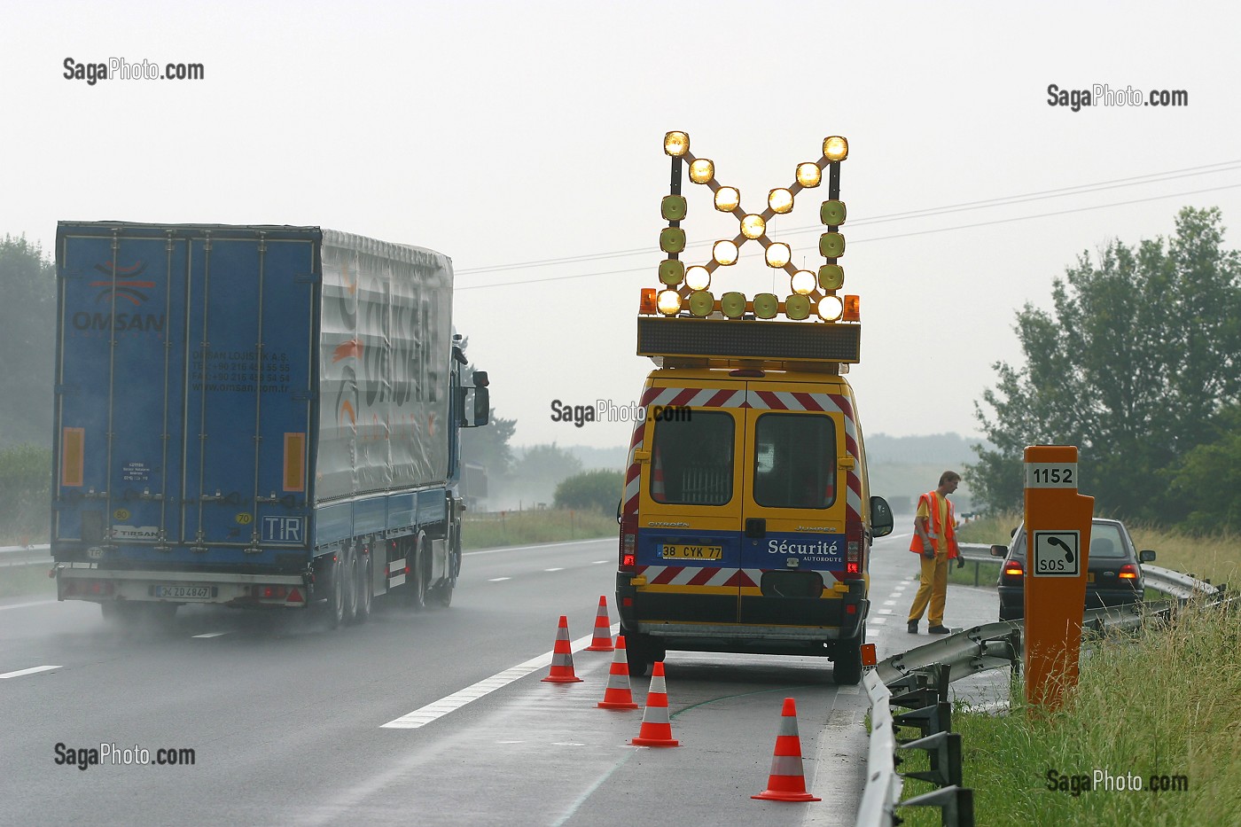 BALISAGE VEHICULE EN PANNE DANS UN REFUGE,  PATROUILLEUR AUTOROUTE A6, SEINE ET MARNE (77) 