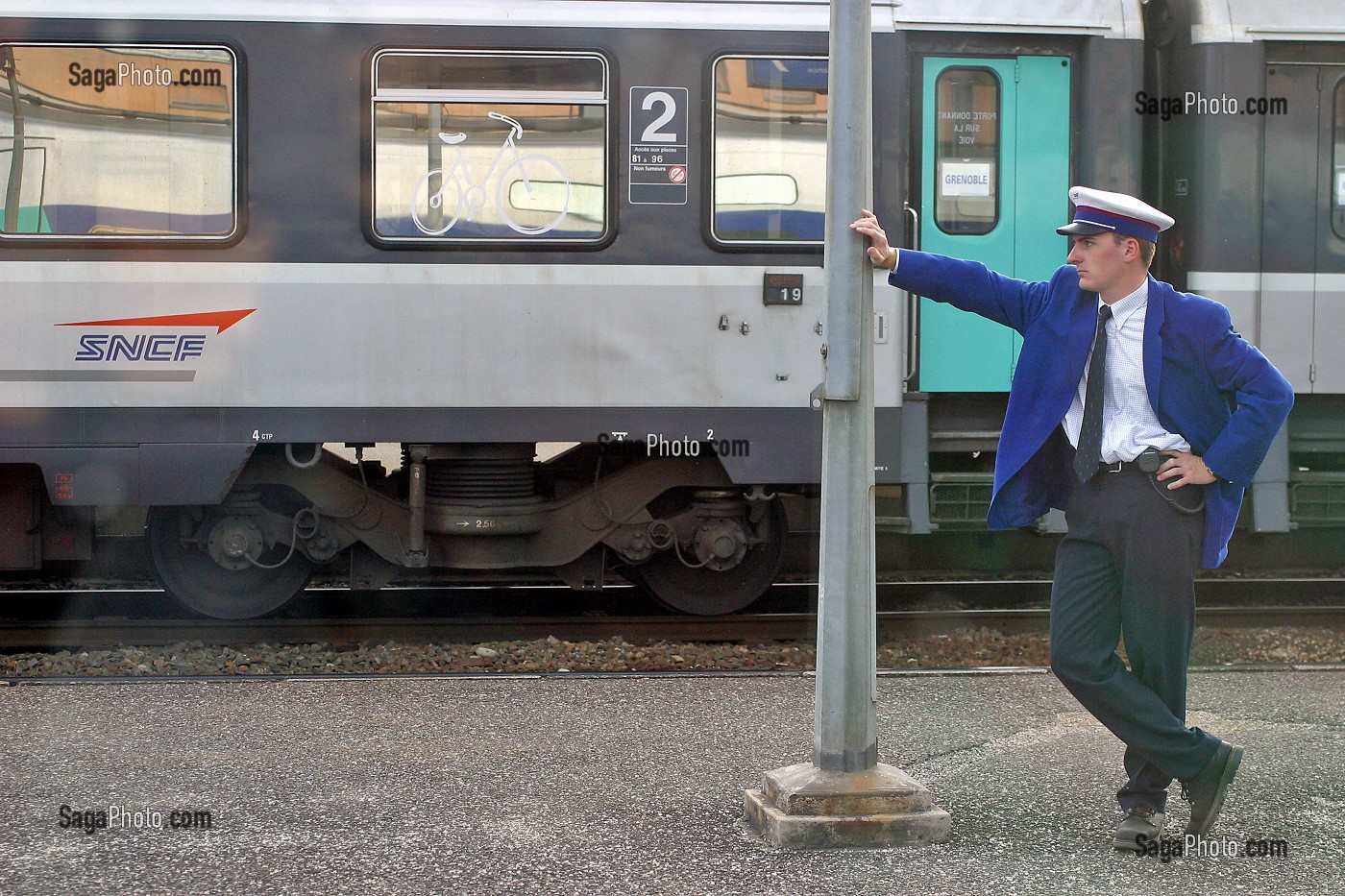 CHEF DE GARE SUR UN QUAI DE GARE SNCF 