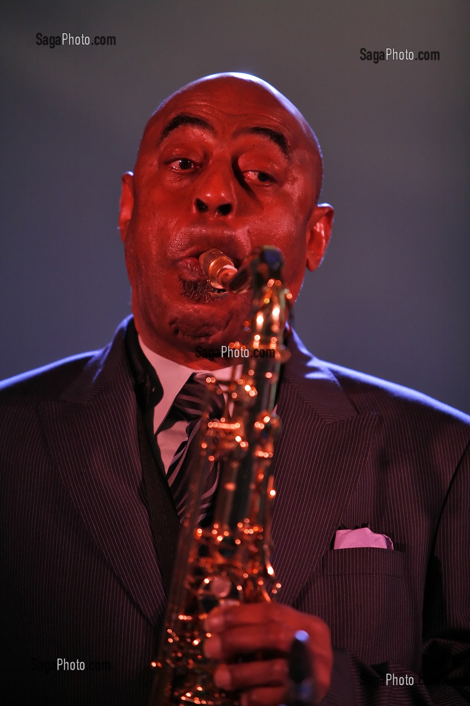 ARCHIE SHEPP, SAXOPHONISTE TENOR, SOPRANO, PIANISTE, CHANTEUR, COMPOSITEUR DE JAZZ ET DRAMATURGE, AMERICAIN. PIONNIER DU FREE JAZZ, LE SAXOPHONISTE EVOLUE VERS UNE MUSIQUE FUSIONNANT LES COMPOSANTES DU JAZZ DEPUIS SES ORIGINES. 