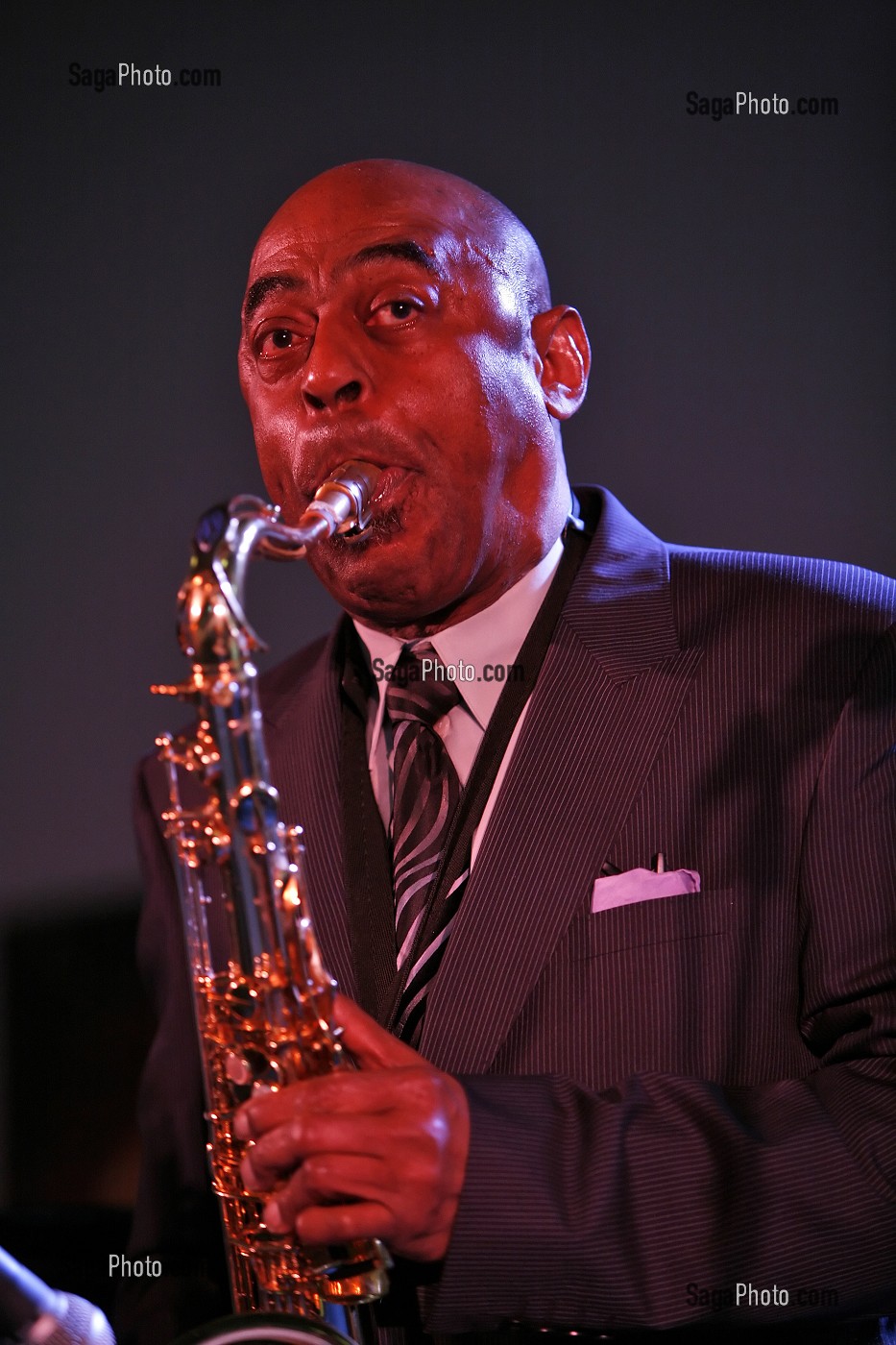 ARCHIE SHEPP, SAXOPHONISTE TENOR, SOPRANO, PIANISTE, CHANTEUR, COMPOSITEUR DE JAZZ ET DRAMATURGE, AMERICAIN. PIONNIER DU FREE JAZZ, LE SAXOPHONISTE EVOLUE VERS UNE MUSIQUE FUSIONNANT LES COMPOSANTES DU JAZZ DEPUIS SES ORIGINES. 