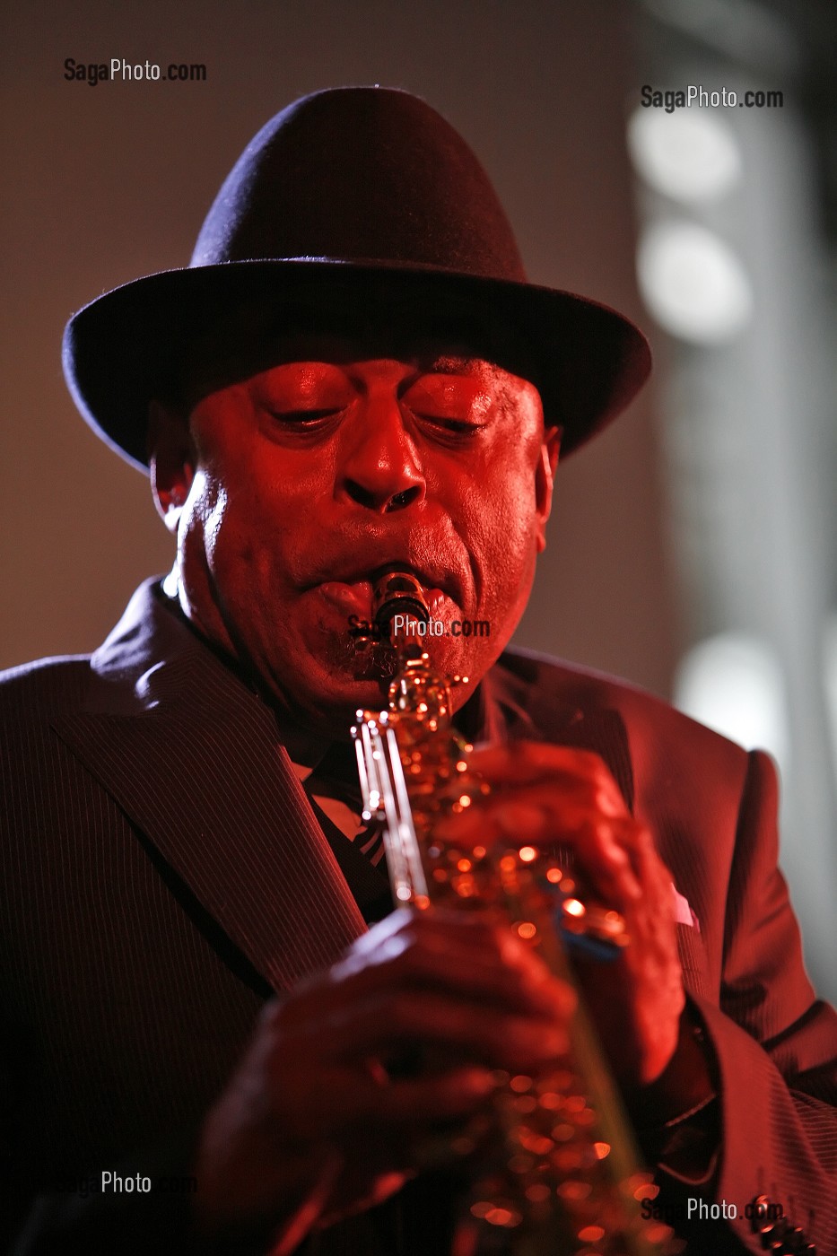 ARCHIE SHEPP, SAXOPHONISTE TENOR, SOPRANO, PIANISTE, CHANTEUR, COMPOSITEUR DE JAZZ ET DRAMATURGE, AMERICAIN. PIONNIER DU FREE JAZZ, LE SAXOPHONISTE EVOLUE VERS UNE MUSIQUE FUSIONNANT LES COMPOSANTES DU JAZZ DEPUIS SES ORIGINES. 