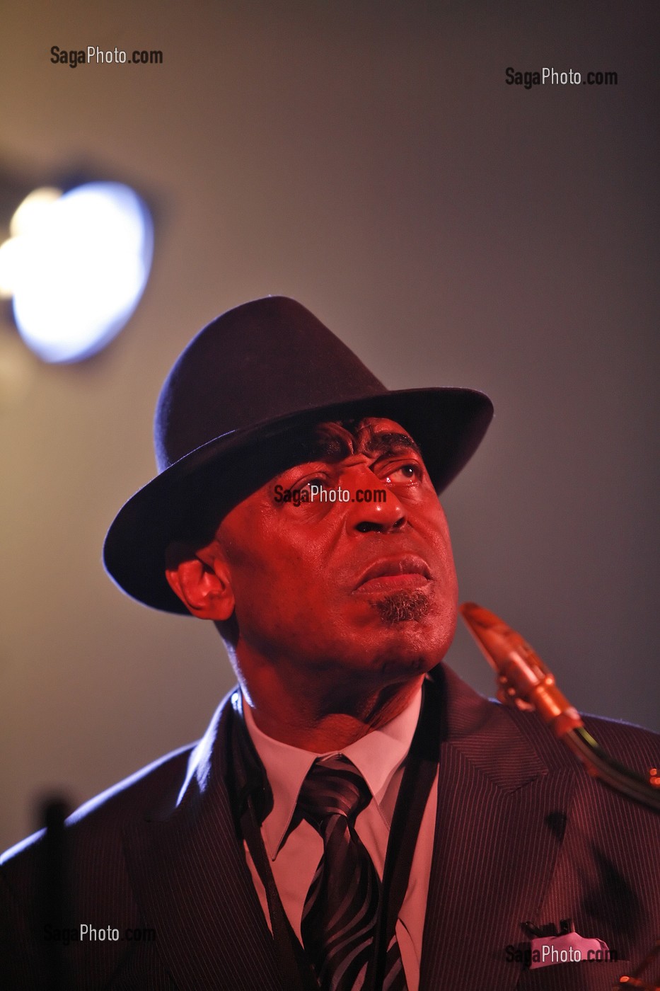ARCHIE SHEPP, SAXOPHONISTE TENOR, SOPRANO, PIANISTE, CHANTEUR, COMPOSITEUR DE JAZZ ET DRAMATURGE, AMERICAIN. PIONNIER DU FREE JAZZ, LE SAXOPHONISTE EVOLUE VERS UNE MUSIQUE FUSIONNANT LES COMPOSANTES DU JAZZ DEPUIS SES ORIGINES. 