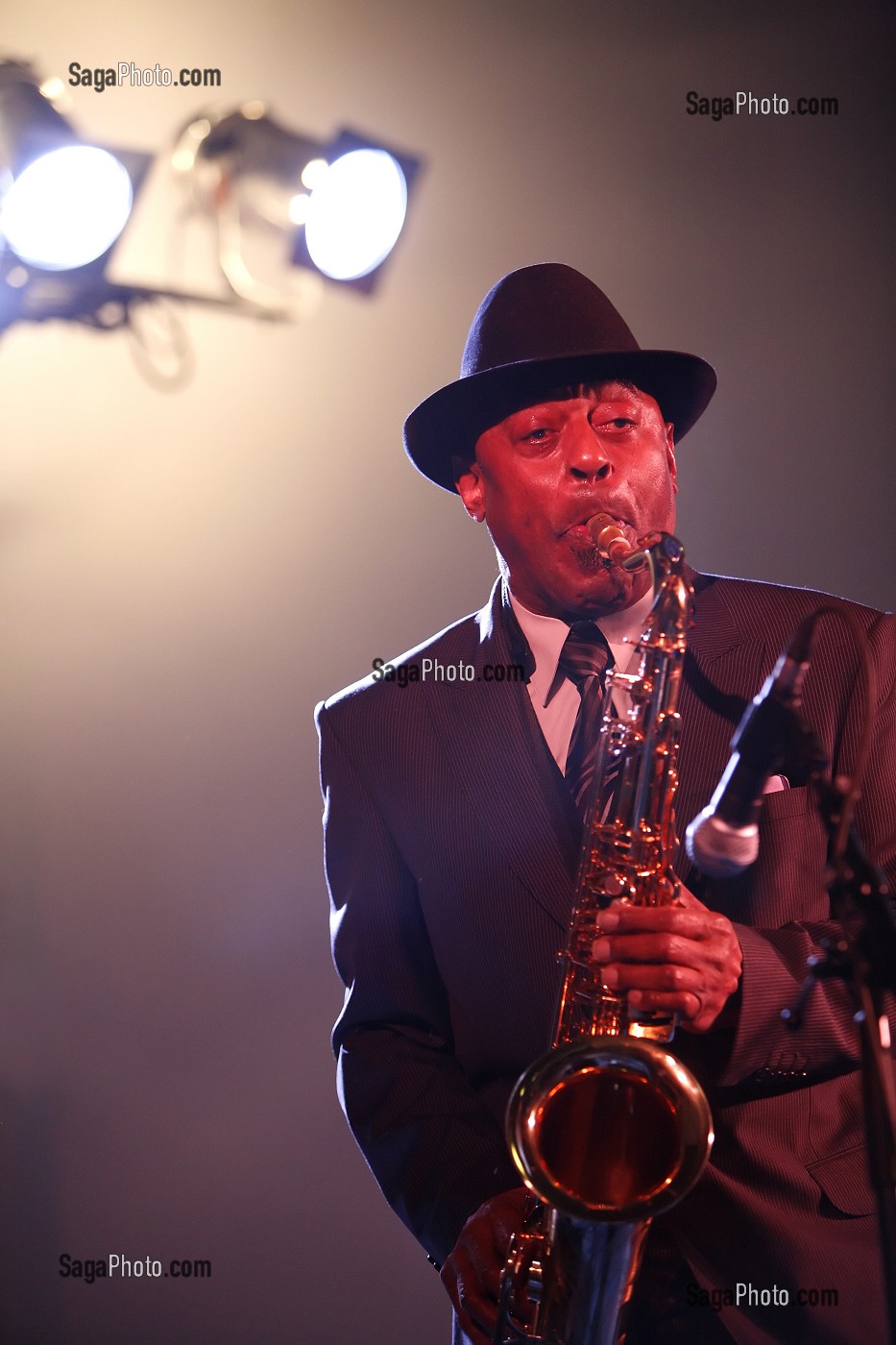 ARCHIE SHEPP, SAXOPHONISTE TENOR, SOPRANO, PIANISTE, CHANTEUR, COMPOSITEUR DE JAZZ ET DRAMATURGE, AMERICAIN. PIONNIER DU FREE JAZZ, LE SAXOPHONISTE EVOLUE VERS UNE MUSIQUE FUSIONNANT LES COMPOSANTES DU JAZZ DEPUIS SES ORIGINES. 