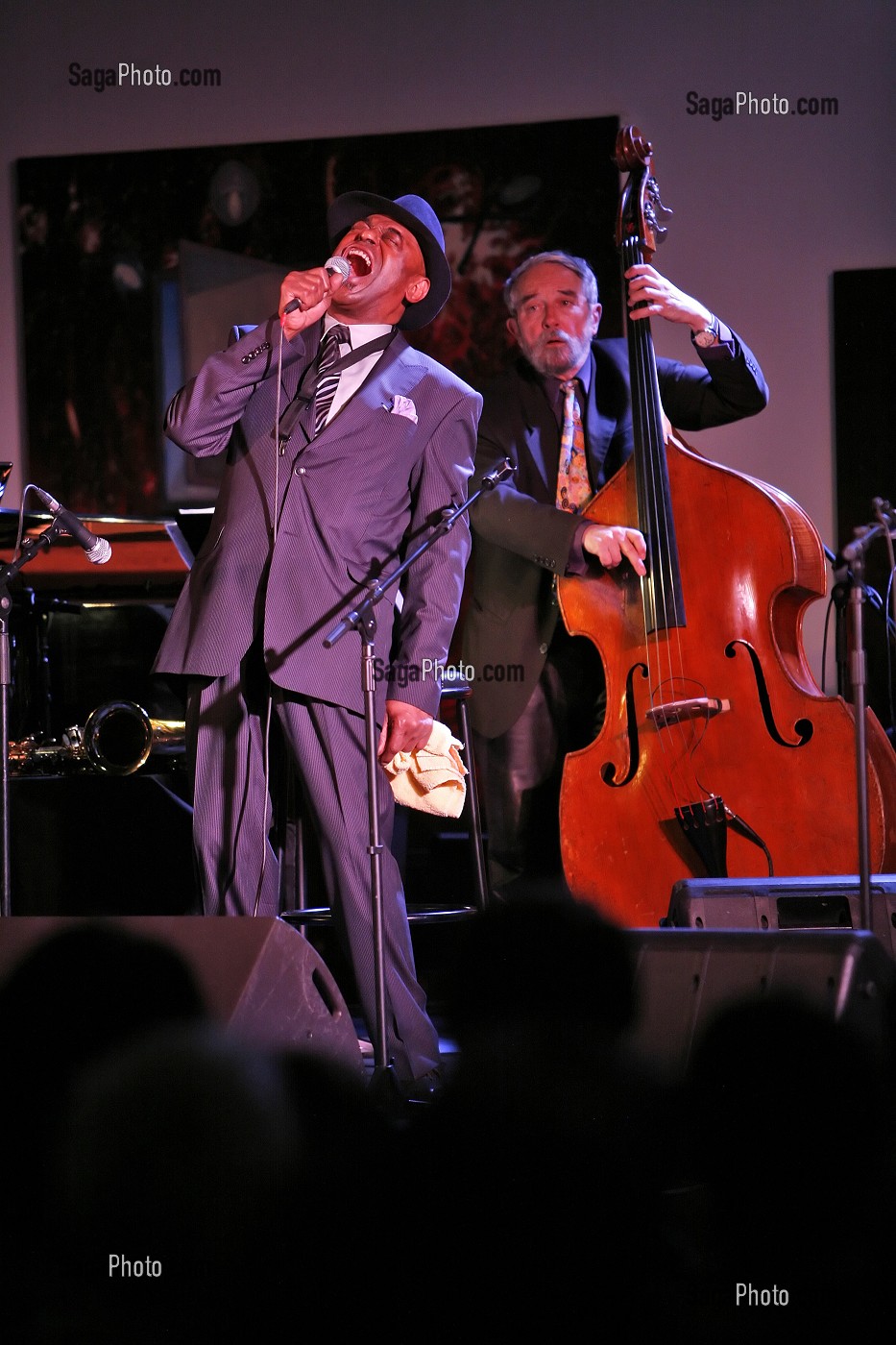 ARCHIE SHEPP, SAXOPHONISTE TENOR, SOPRANO, PIANISTE, CHANTEUR, COMPOSITEUR DE JAZZ ET DRAMATURGE, AMERICAIN. PIONNIER DU FREE JAZZ, LE SAXOPHONISTE EVOLUE VERS UNE MUSIQUE FUSIONNANT LES COMPOSANTES DU JAZZ DEPUIS SES ORIGINES. 