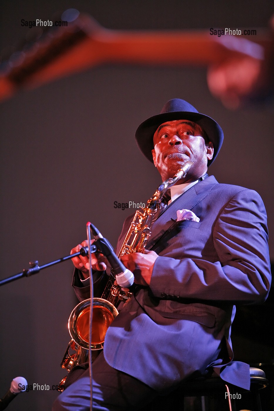 ARCHIE SHEPP, SAXOPHONISTE TENOR, SOPRANO, PIANISTE, CHANTEUR, COMPOSITEUR DE JAZZ ET DRAMATURGE, AMERICAIN. PIONNIER DU FREE JAZZ, LE SAXOPHONISTE EVOLUE VERS UNE MUSIQUE FUSIONNANT LES COMPOSANTES DU JAZZ DEPUIS SES ORIGINES. 