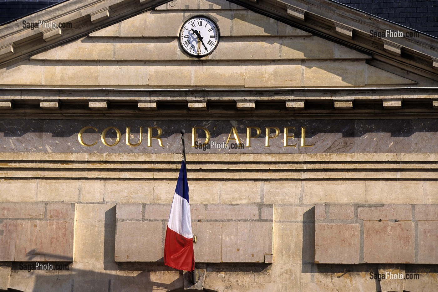 FACADE DE LA COUR D'APPEL, TRIBUNAL DE VERSAILLES. LA COUR D'APPEL REEXAMINE LES AFFAIRES DEJA JUGEES EN PREMIER DEGRE (1ER RESSORT OU 1ERE INSTANCE) EN MATIERE CIVILE, COMMERCIALE, SOCIALE OU PENALE. 