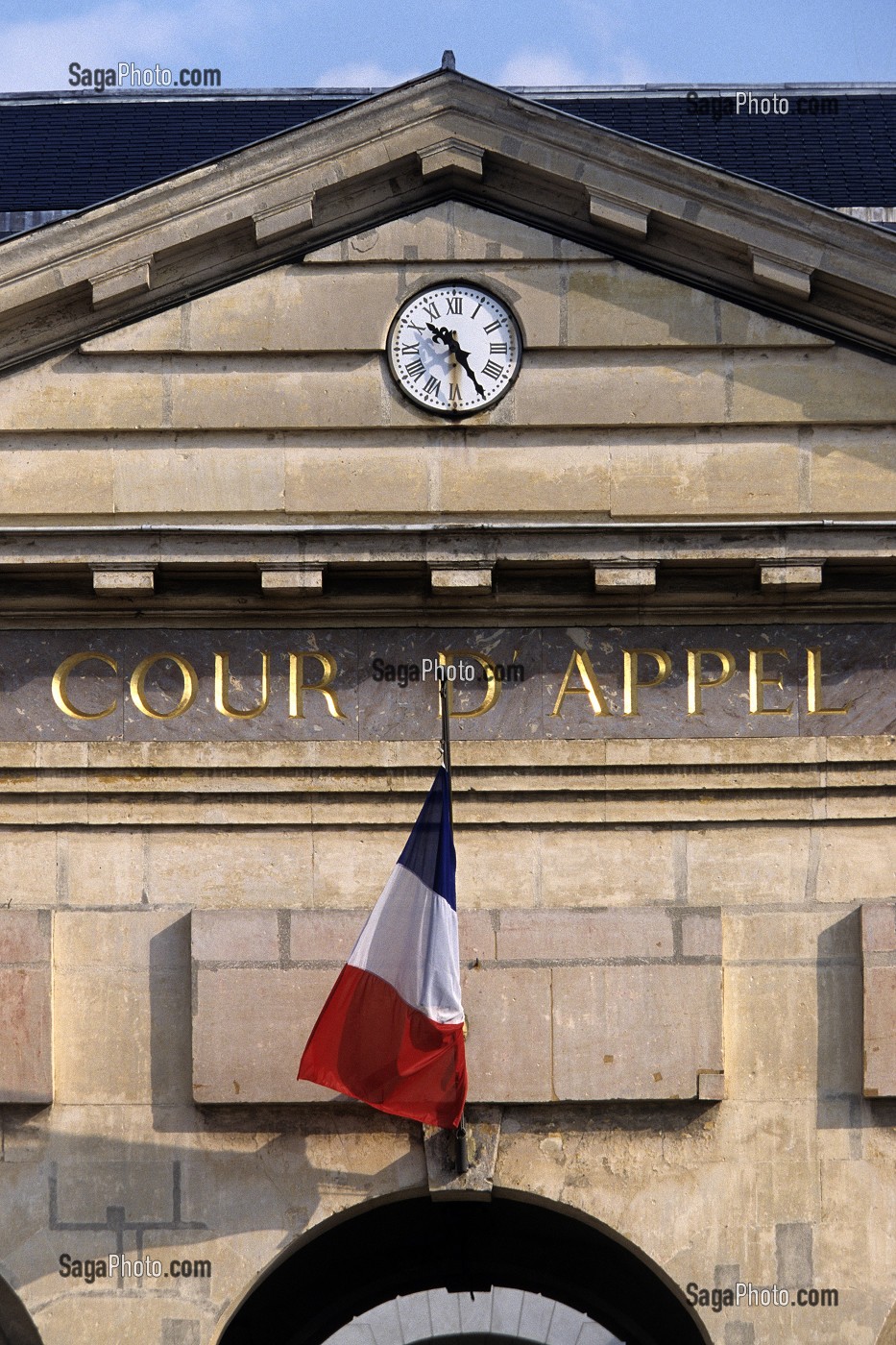 FACADE DE LA COUR D'APPEL, TRIBUNAL DE VERSAILLES. LA COUR D'APPEL REEXAMINE LES AFFAIRES DEJA JUGEES EN PREMIER DEGRE (1ER RESSORT OU 1ERE INSTANCE) EN MATIERE CIVILE, COMMERCIALE, SOCIALE OU PENALE. 