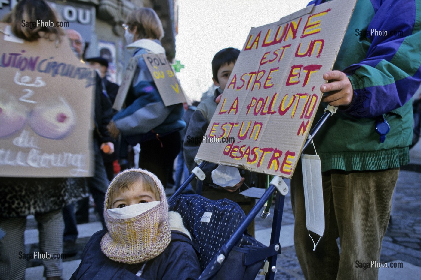 CARNAVAL DES POLLUES, MANIFESTATION DES RIVERAINS DU FAUBOURG SAINT-DENIS CONTRE LA QUALITE DE L'AIR DANS LE XEME ARRONDISSEMENT, PARIS 1998 