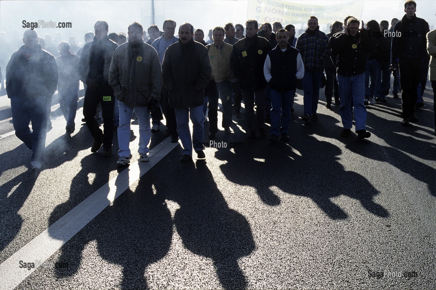 ILLUSTRATION DE GREVISTES MANIFESTANT DANS LES RUE DE PARIS 