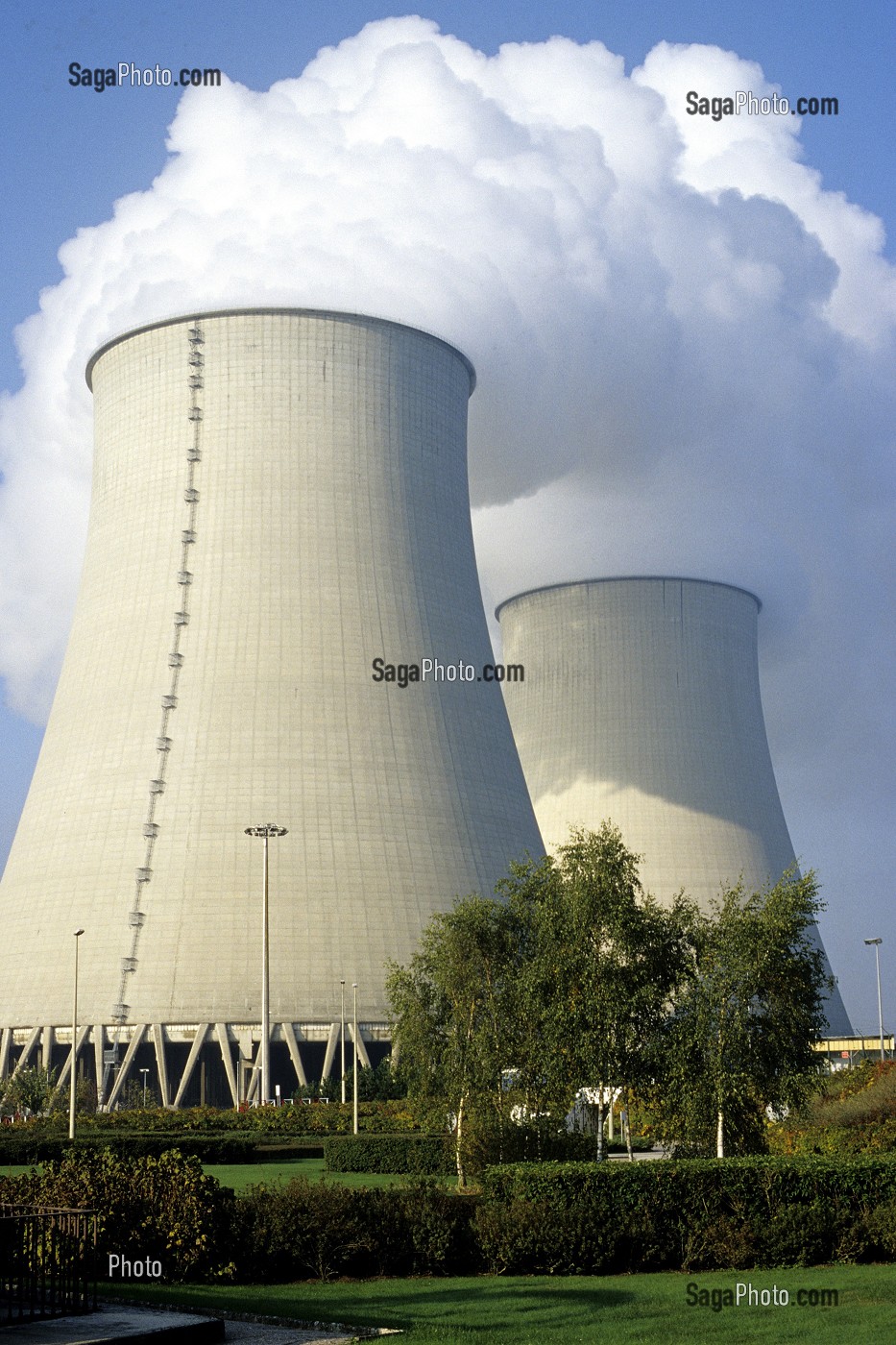 FUMEE DE CHEMINEES DE CENTRALE NUCLEAIRE, NOGENT SUR SEINE 