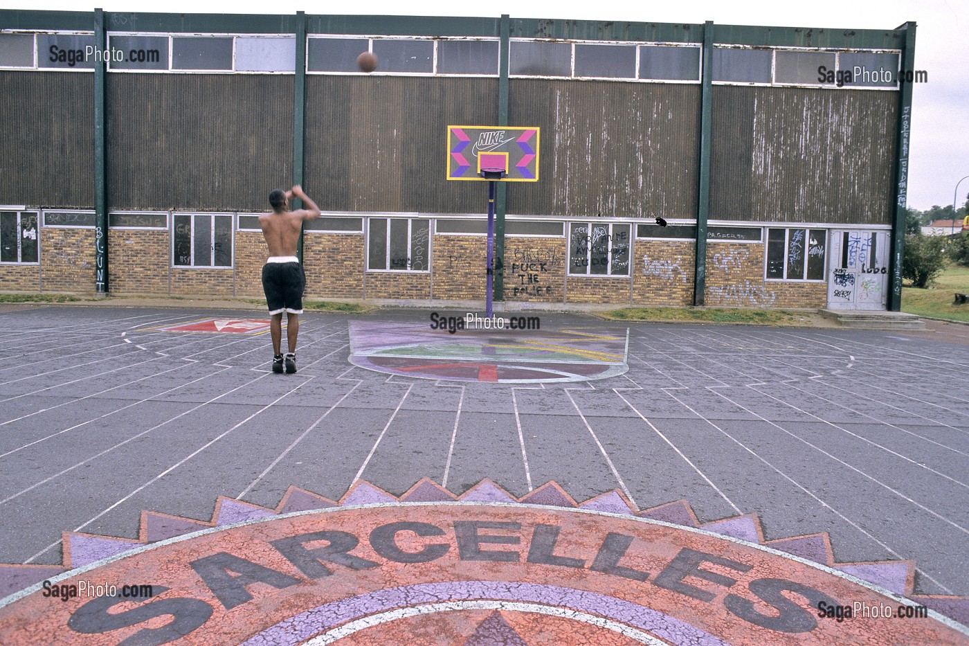 TERRAIN DE BASKET, PLAYGROUND, JEUNESSE FRANCAISE EN BANLIEUE, SARCELLES (93) 