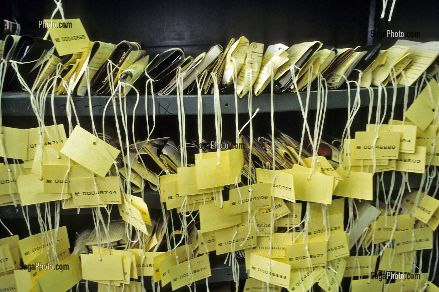 PORTEFEUILLES RANGES AVEC LEURS ETIQUETTES D'IDENTIFICATION, BUREAU DES OBJETS TROUVES, RUE DES MORILLONS, PARIS XV EME, PARIS (75) 