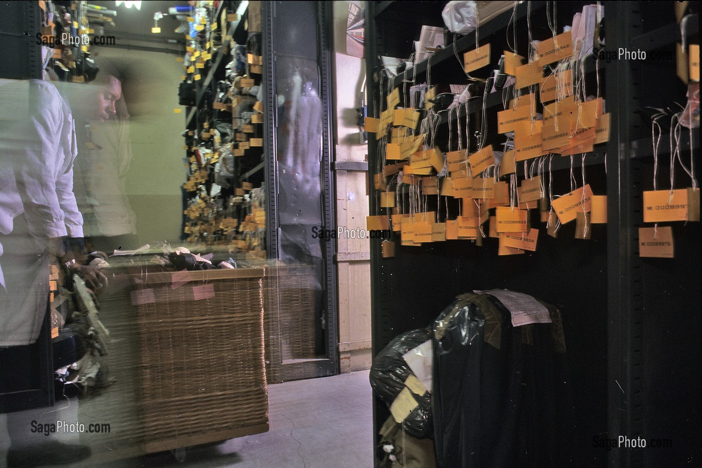 PORTEFEUILLES RANGES AVEC LEURS ETIQUETTES D'IDENTIFICATION, BUREAU DES OBJETS TROUVES, RUE DES MORILLONS, PARIS XV EME (75) 