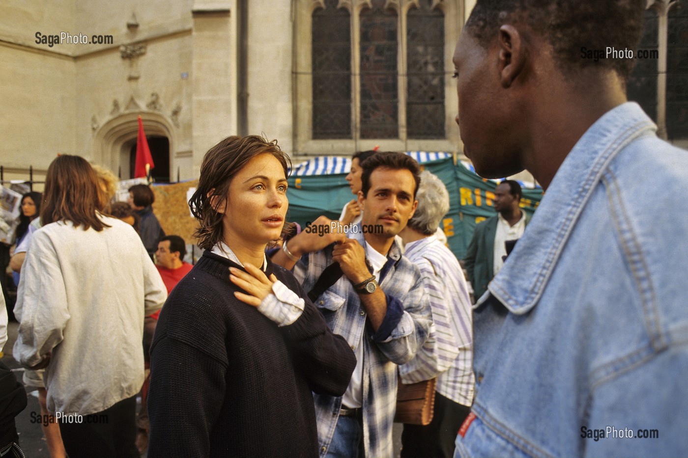 MOBILISATION DE EMMANUELLE BEART, SON FRERE OLIVIER ET  BOUBACAR DIOP, L'UN DES DELEGUES DES FAMILLES AFRICAINES, DES SANS-PAPIERS DE L'EGLISE SAINT-BERNARD, AOUT 1996 (75) 
