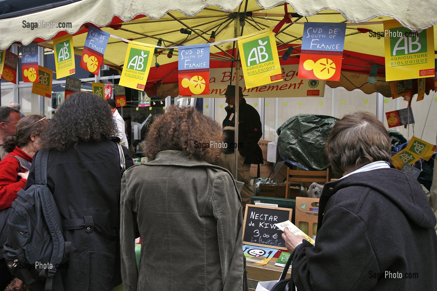 DEGUSTATION DE JUS DE FRUIT BIO, MARCHE BIOLOGIQUE VIVRE AUTREMENT, LE SALON DE L'ART DE VIVRE ETHIQUE, CHIC ET BIO 