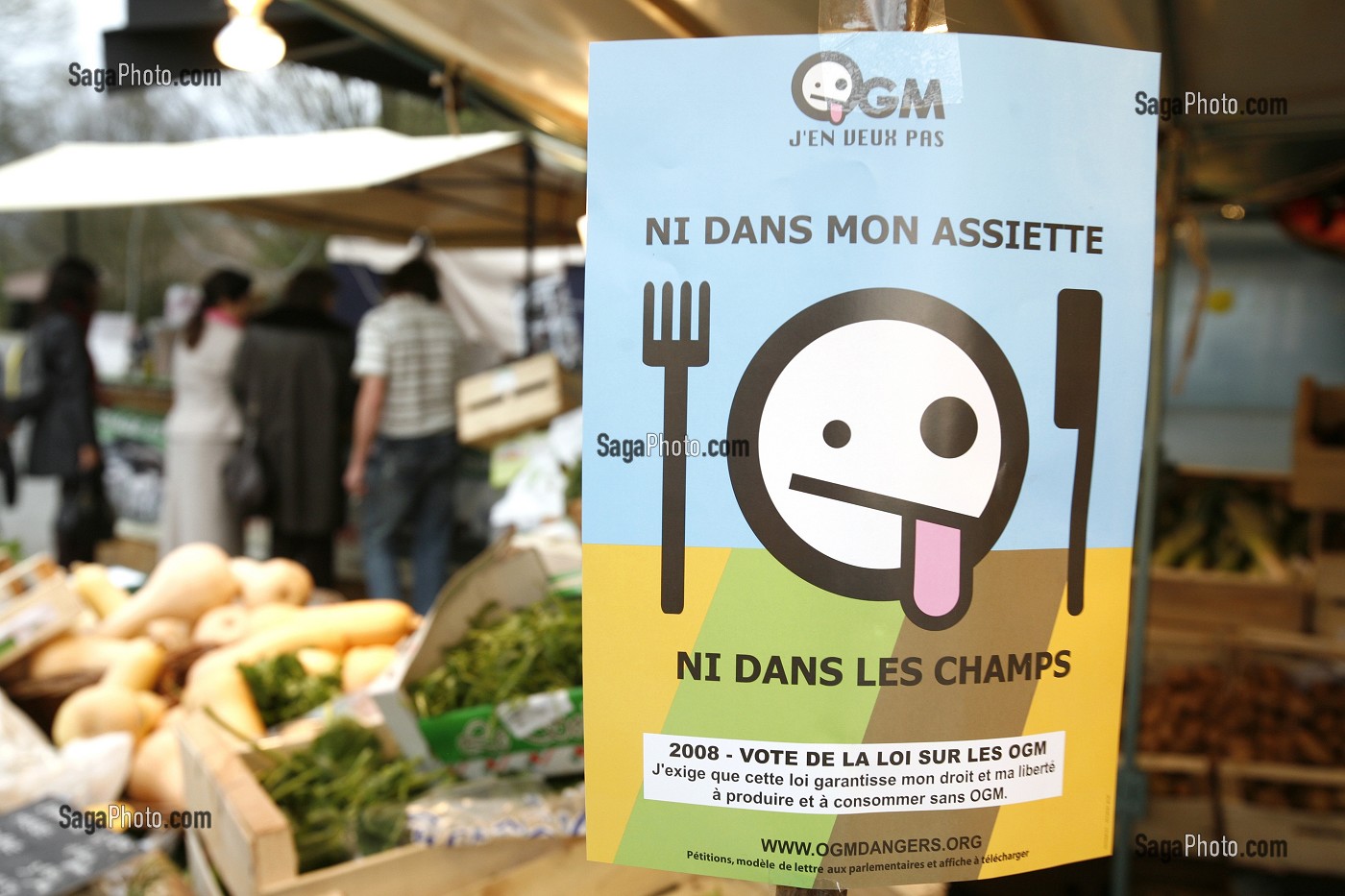 SLOGAN ET TRACT ANTI OGM, 'OGM, J'EN VEUX PAS, NI DANS MON ASSIETTE, NI DANS LES CHAMPS' SALON VIVRE AUTREMENT, LE SALON DE L'ART DE VIVRE ETHIQUE, CHIC ET BIO 