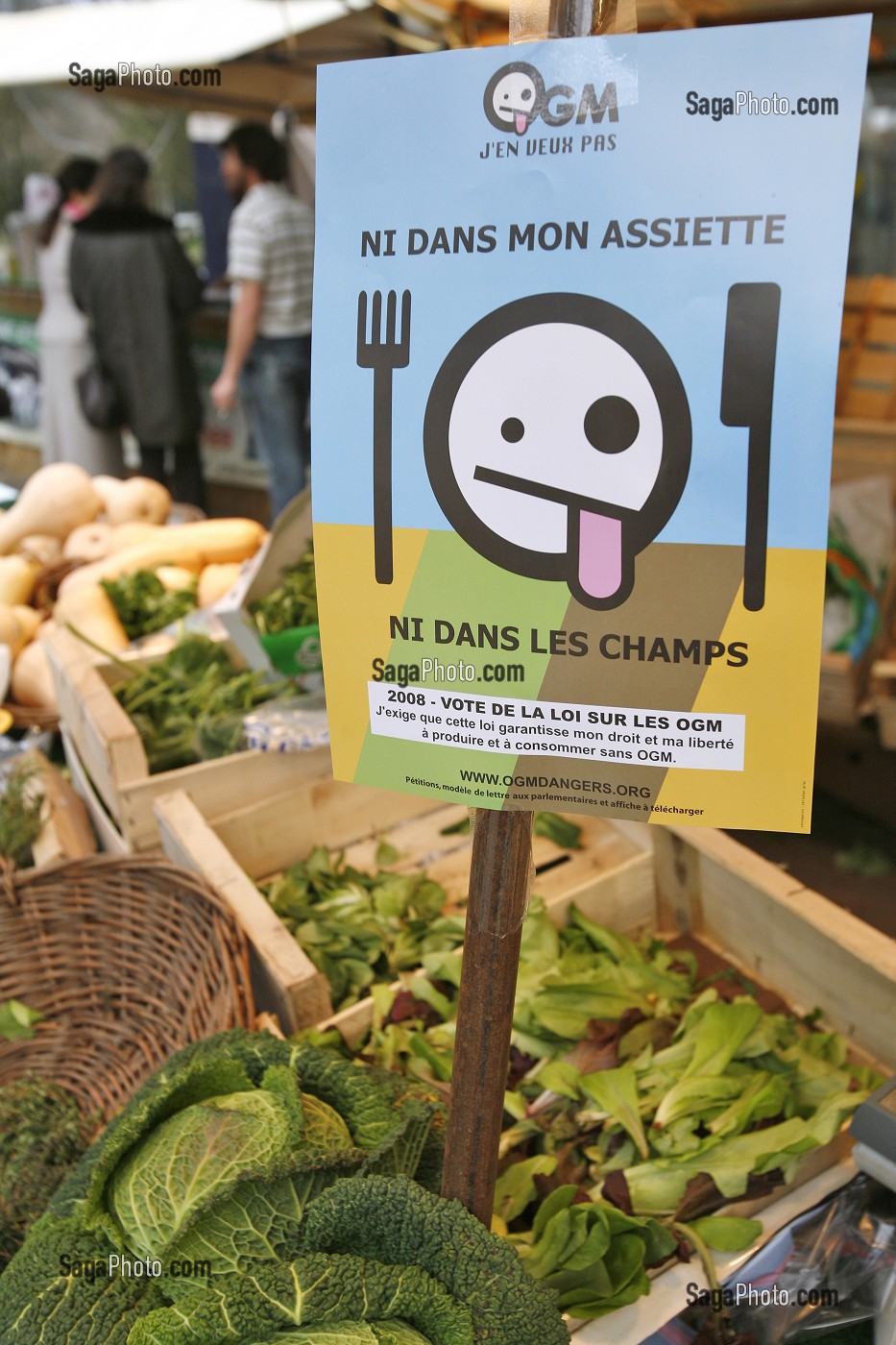 SLOGAN ET TRACT ANTI OGM, 'OGM, J'EN VEUX PAS, NI DANS MON ASSIETTE, NI DANS LES CHAMPS' SALON VIVRE AUTREMENT, LE SALON DE L'ART DE VIVRE ETHIC, CHIC ET BIO 