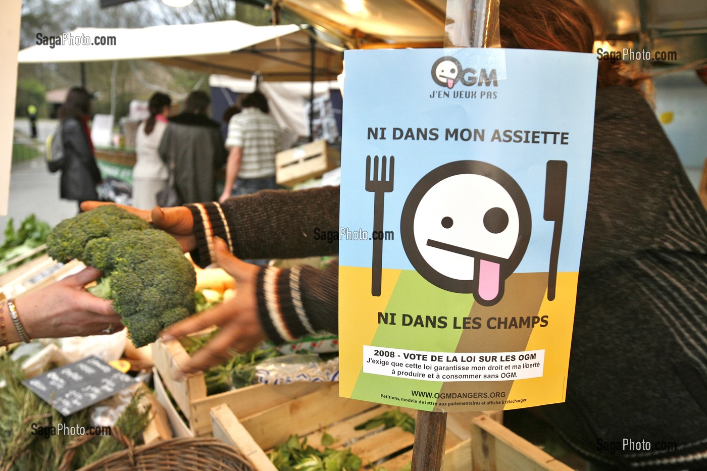 SLOGAN ET TRACT ANTI OGM, 'OGM, J'EN VEUX PAS, NI DANS MON ASSIETTE, NI DANS LES CHAMPS' SALON VIVRE AUTREMENT, LE SALON DE L'ART DE VIVRE ETHIQUE, CHIC ET BIO 