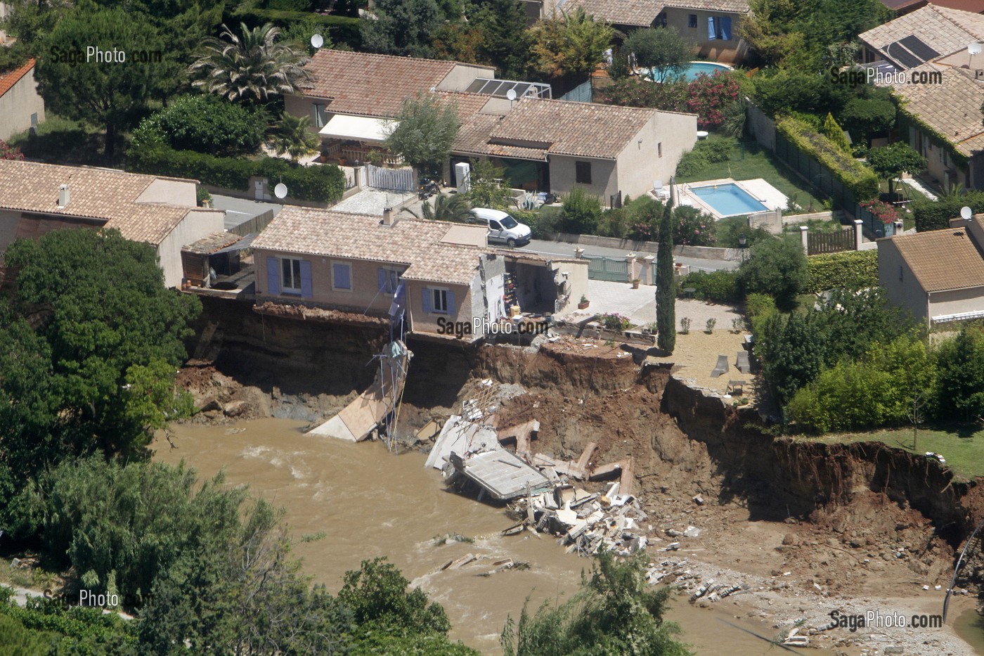 LOTISSEMENT 'LE PIGEONNIER', 3 VILLAS ENPORTEES PAR LES EAUX, ROUTE DE SAINTE ROSELINE, REGION DE DRAGUIGNAN, VAR (83) 