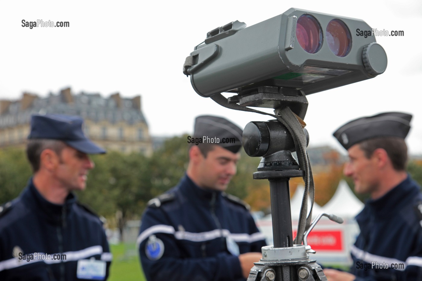 GENDARMES EFFECTUANT UN CONTROLE DE VITESSE EN VILLE AVEC LES JUMELLES, PARIS, FRANCE 