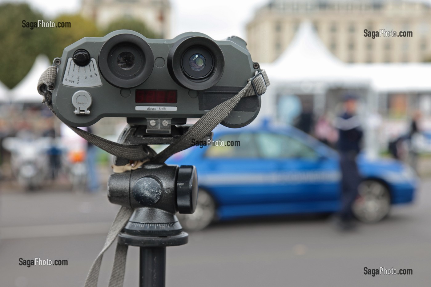 GENDARMES EFFECTUANT UN CONTROLE DE VITESSE EN VILLE AVEC LES JUMELLES, PARIS, FRANCE 