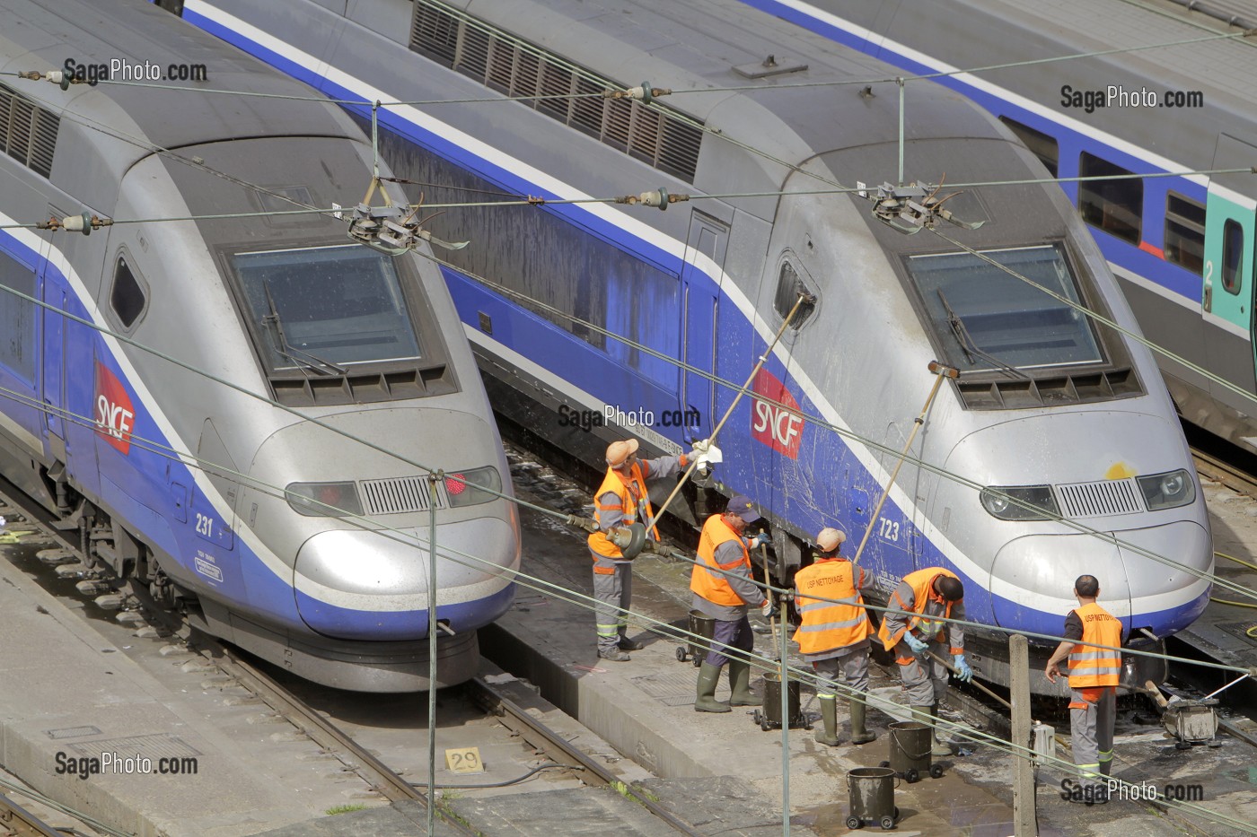 ENTRETIEN, NETTOYAGE DES TGV EN GARE DE TRIAGE, PARIS GARE DE LYON, PARIS (75) 
