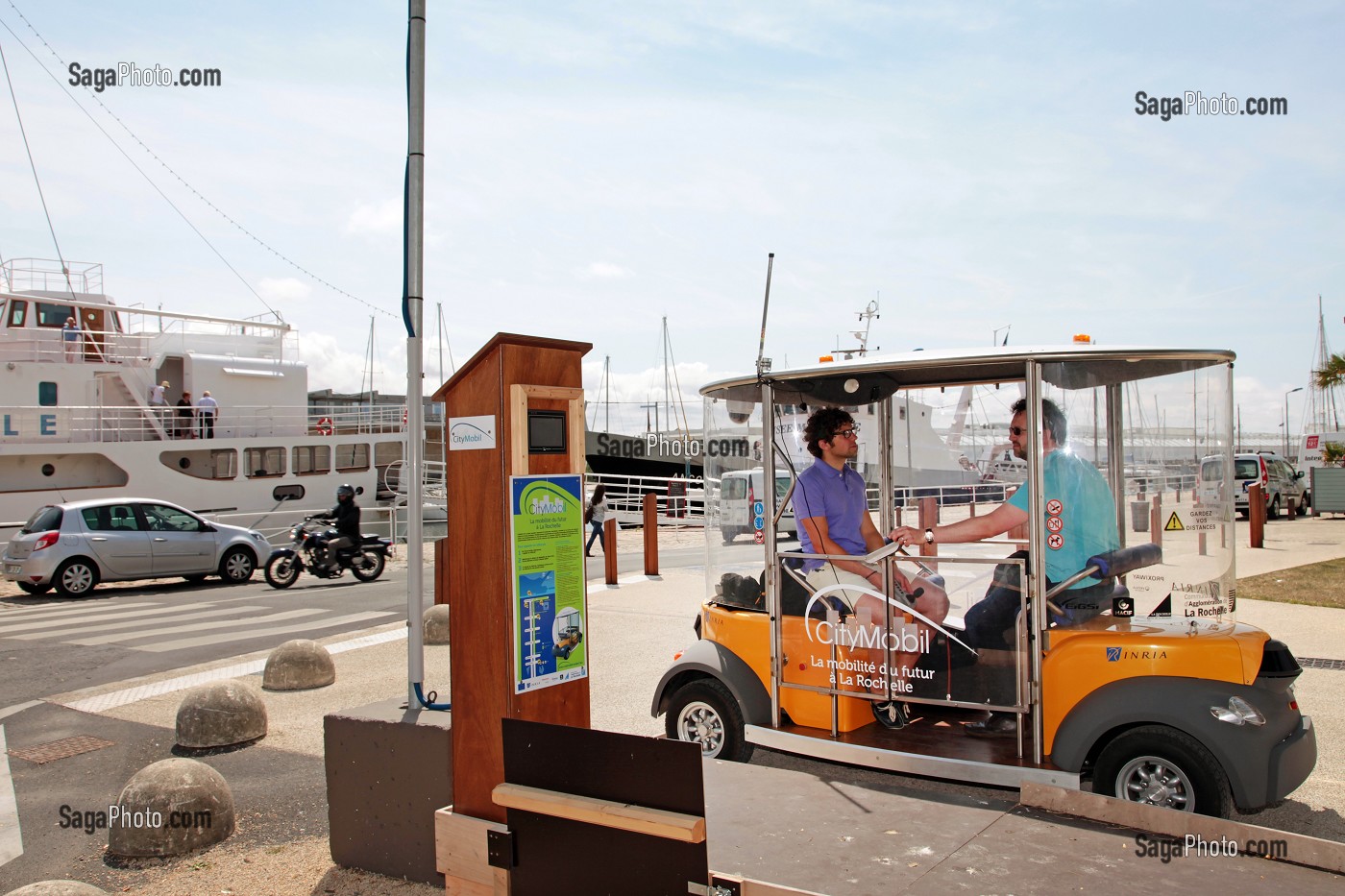 PROJET CITYMOBIL, VEHICULE ELECTRIQUE AUTOMATISE CYBUS, LA VILLE DE LA ROCHELLE TESTE EN CONDITION REELLE DES PROTOTYPES DE TRANSPORTS URBAIN ELECTRIQUE SANS CONDUCTEUR, LA ROCHELLE, CHARENTE-MARITIME, POITOU-CHARENTE, NOUVELLE-AQUITAINE, FRANCE 