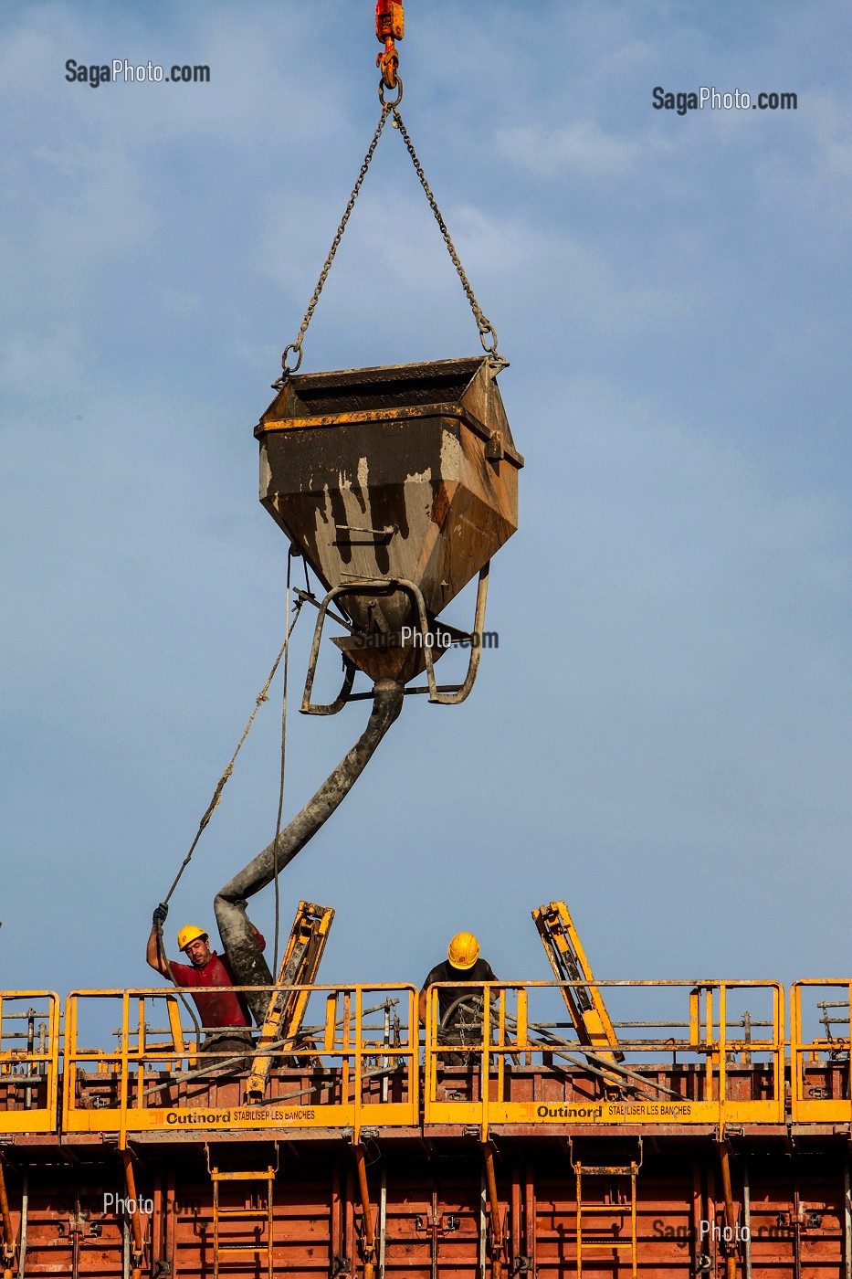 COULAGE D'UN MUR EN BETON SUR UN CHANTIER DE CONSTRUCTION 