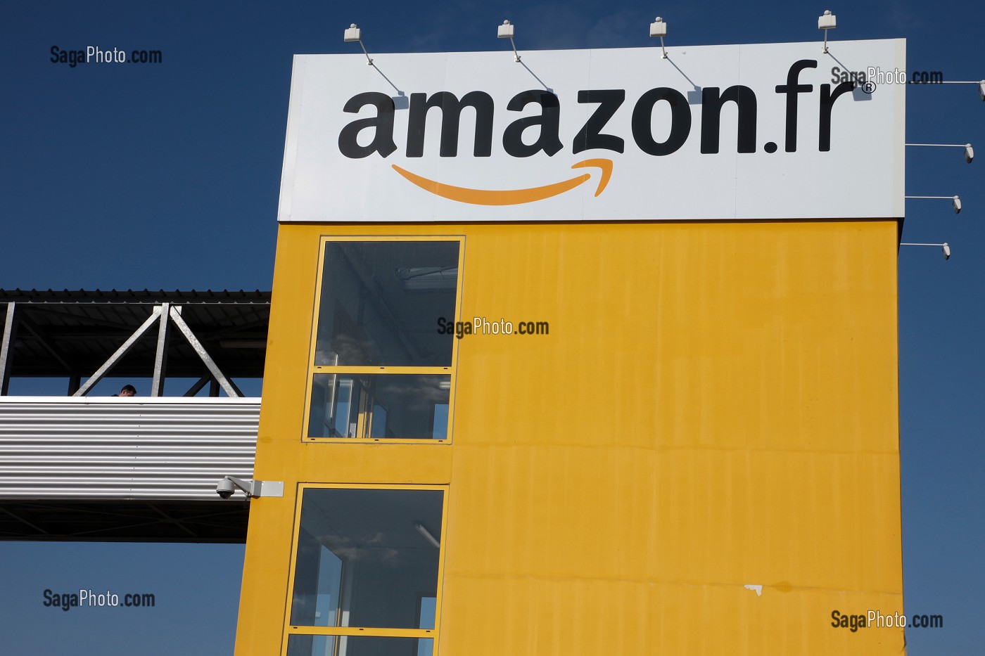 PASSERELLE ET LOGO, PLATEFORME LOGISTIQUE DE LA SOCIETE DE VENTE PAR CORRESPONDANCE AMAZON, SARAN, LOIRET (45) 