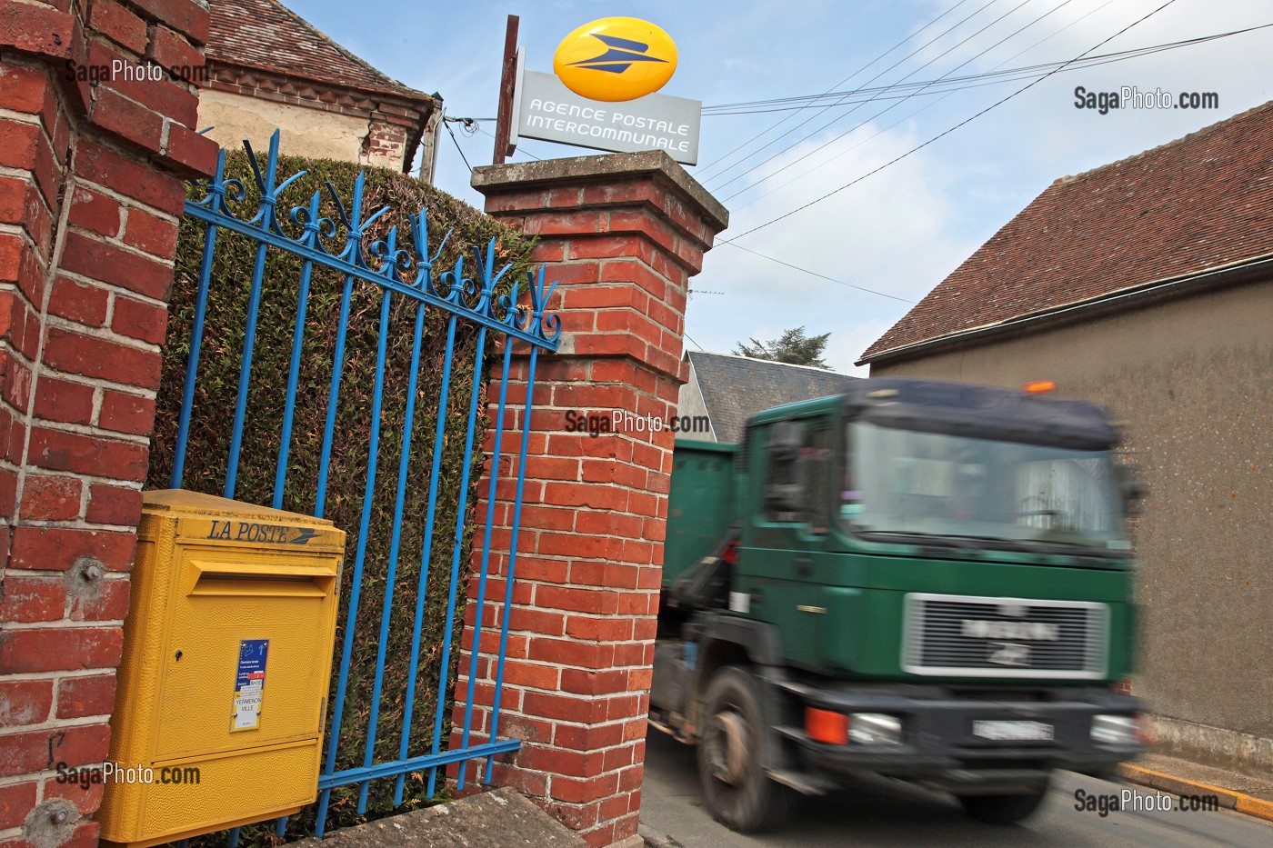 BUREAU DE POSTE, AGENCE POSTALE INTERCOMMUNALE DANS UN VILLAGE RURAL 