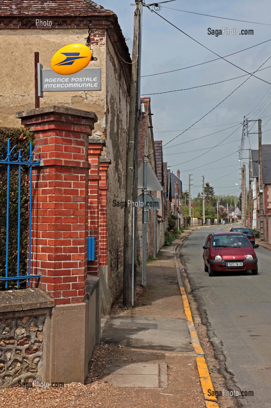 BUREAU DE POSTE, AGENCE POSTALE INTERCOMMUNALE DANS UN VILLAGE RURAL 