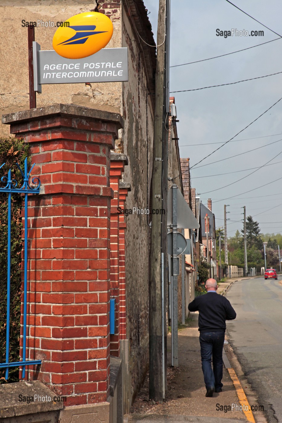BUREAU DE POSTE, AGENCE POSTALE INTERCOMMUNALE DANS UN VILLAGE RURAL 
