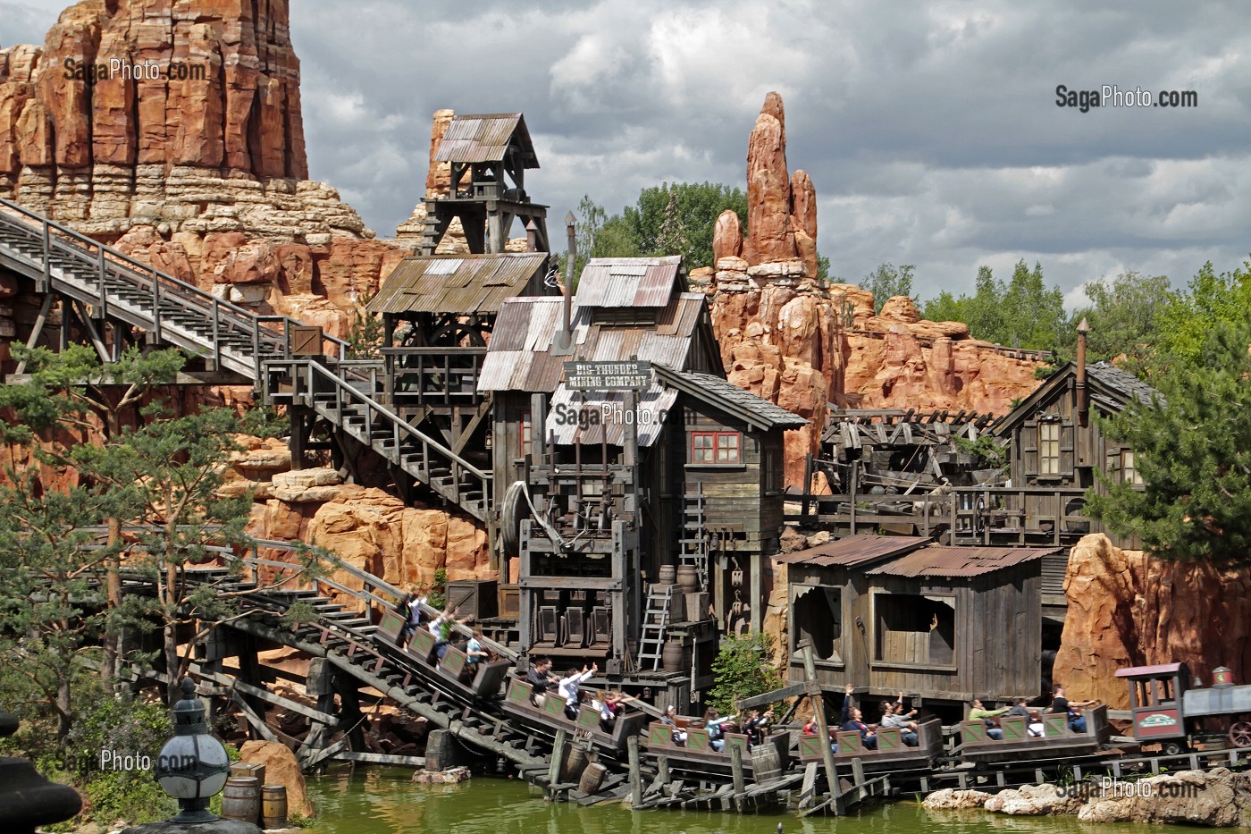 PARC D'ATTRACTIONS, DISNEYLAND PARIS, FRANCE 