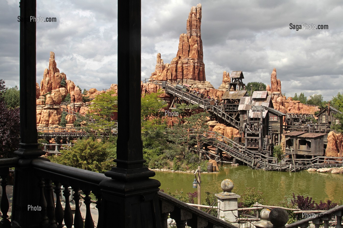 PARC D'ATTRACTIONS, DISNEYLAND PARIS, FRANCE 