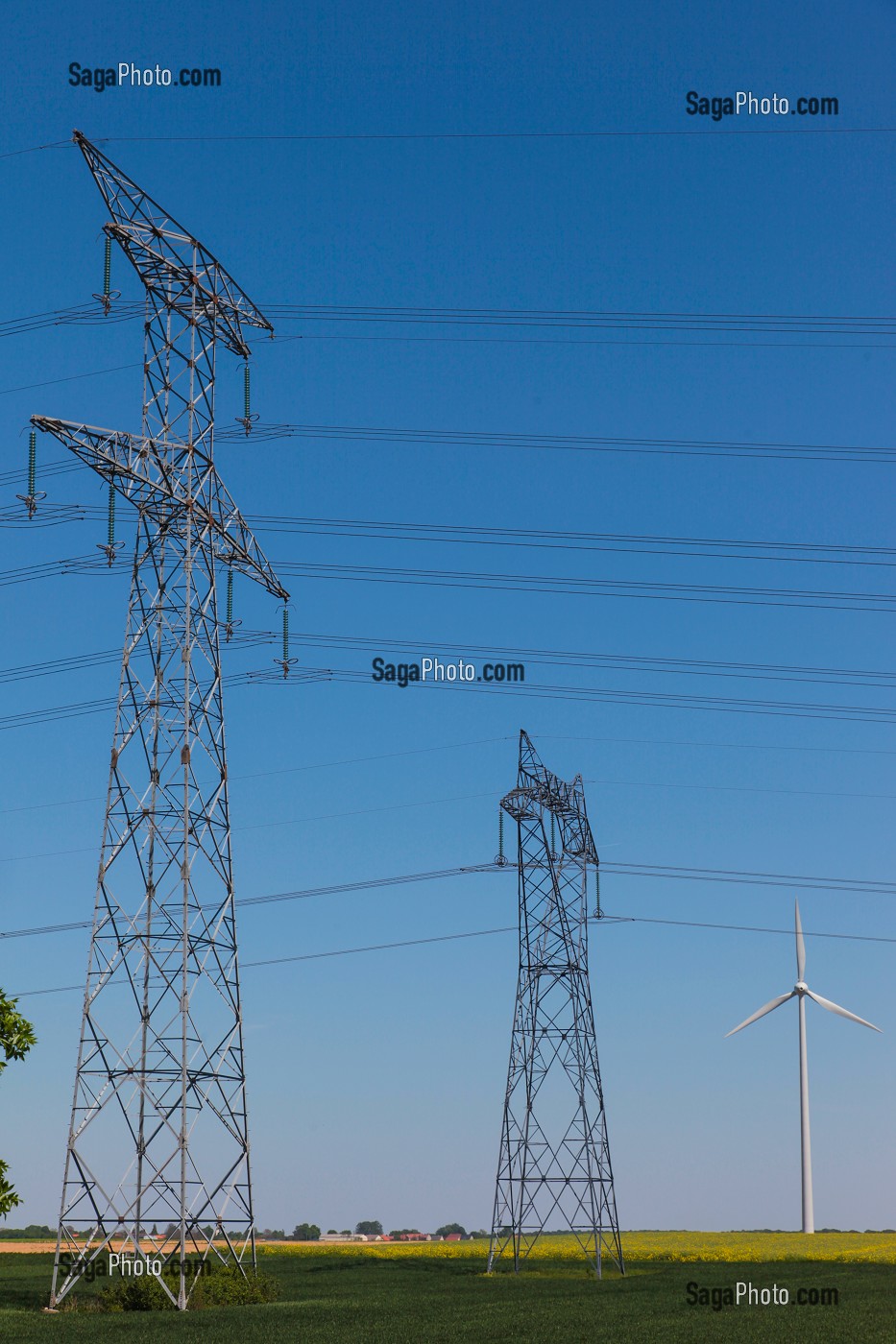 ILLUSTRATION ENERGIE ELECTRIQUE ET EOLIENNE, (80) SOMME, PICARDIE, FRANCE 