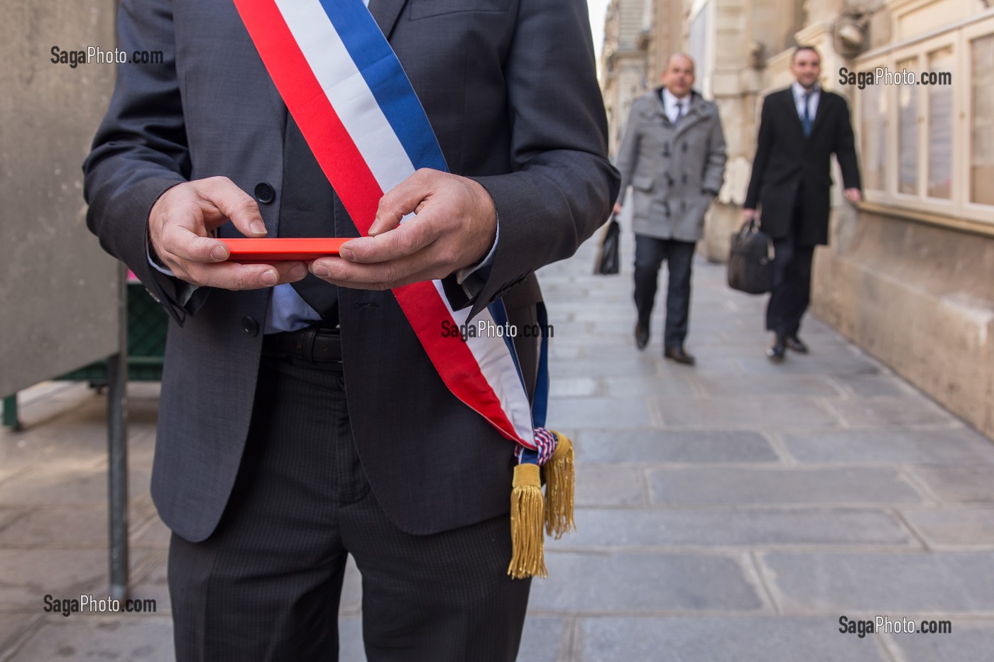 ILLUSTRATION SUR LES ELUS ET LES RESEAUX SOCIAUX 