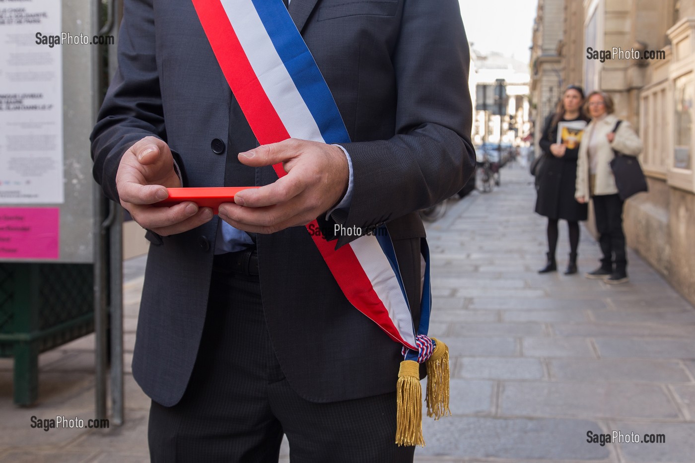 ILLUSTRATION SUR LES ELUS ET LES RESEAUX SOCIAUX 