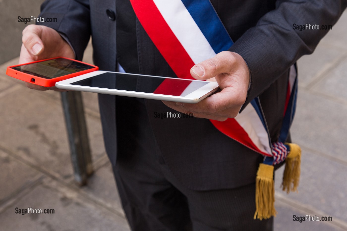 ILLUSTRATION SUR LES ELUS ET LES RESEAUX SOCIAUX 