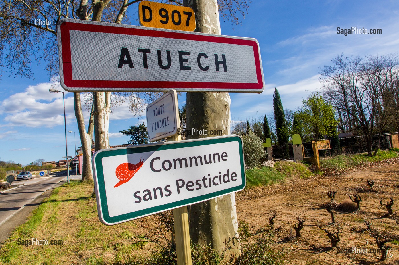 ENTRETIEN DES ESPACES VERTS SANS PESTICIDES, ATUECH, (30) GARD, LANGUEDOC-ROUSSILLON, FRANCE 