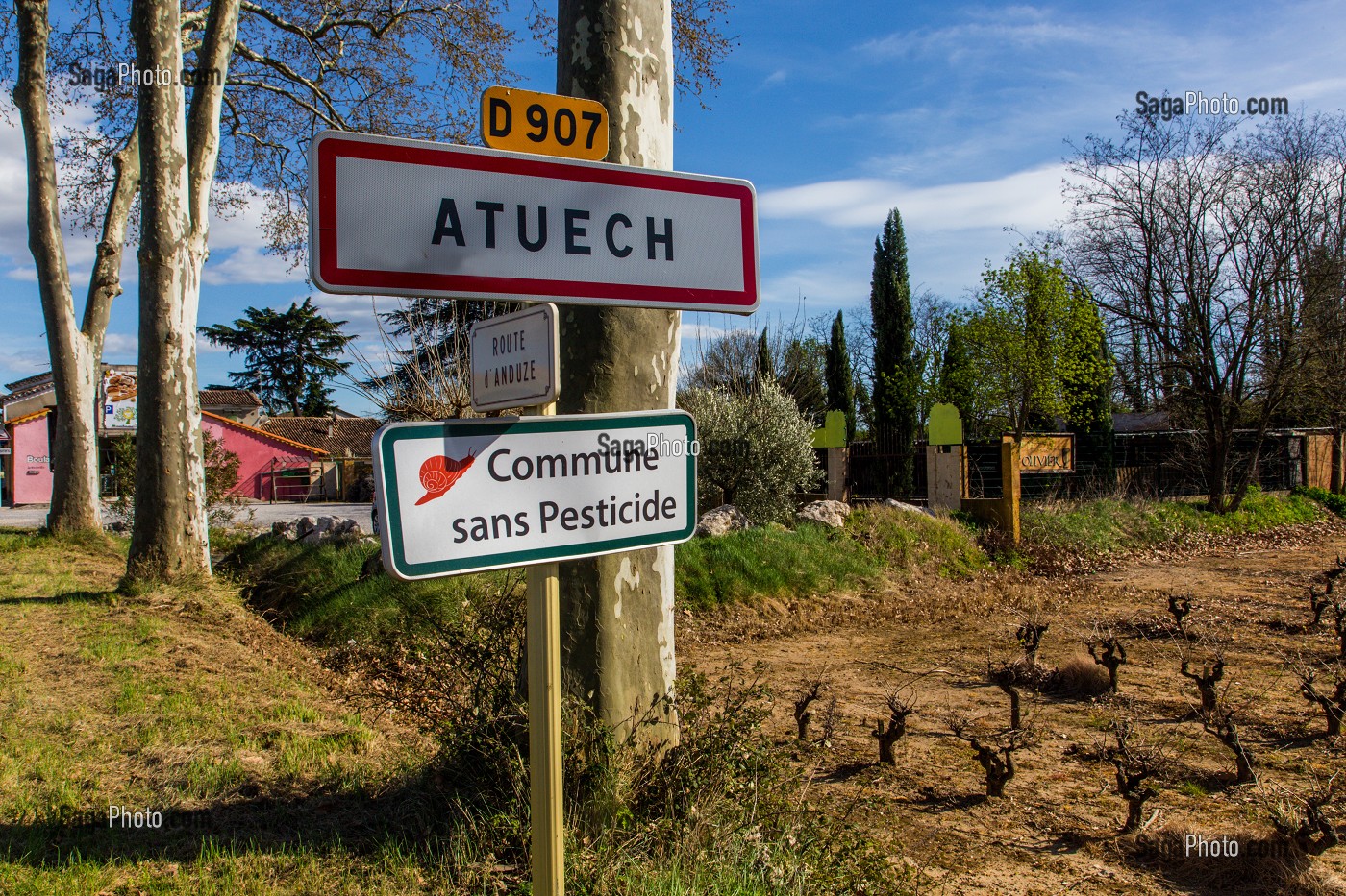 ENTRETIEN DES ESPACES VERTS SANS PESTICIDES, ATUECH, (30) GARD, LANGUEDOC-ROUSSILLON, FRANCE 