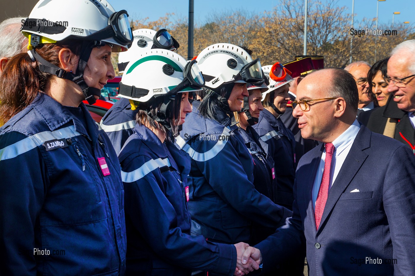 BERNARD CAZENEUVE ET SAPEURS POMPIERS 