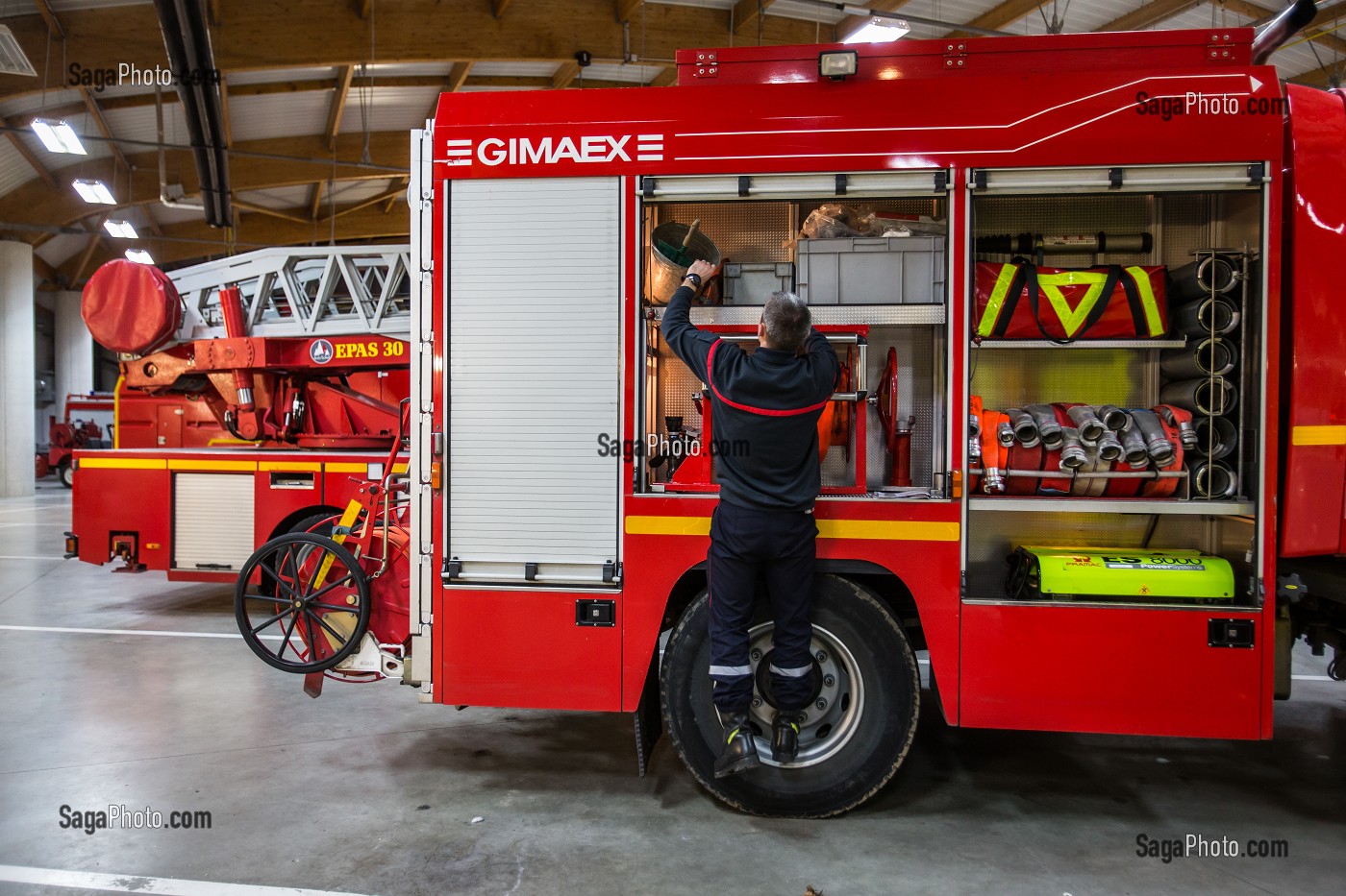 ILLUSTRATION CASERNE DE SAPEURS POMPIERS 