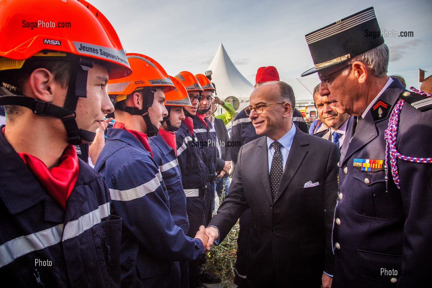 BERNARD CAZENEUVE, MINISTRE DE L'INTERIEUR SALUE DES JEUNES SAPEURS POMPIERS, CONGRES NATIONAL DE LA FEDERATION NATIONALE DES SAPEURS POMPIERS DE FRANCE, AGEN, SEPTEMBRE 2015 