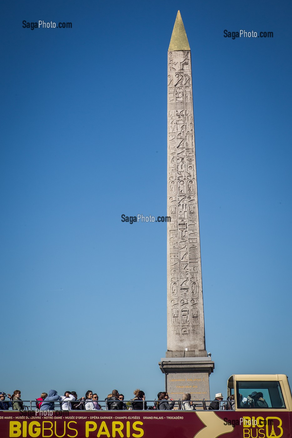 TOURISTES PLACE DE LA CONCORDE 