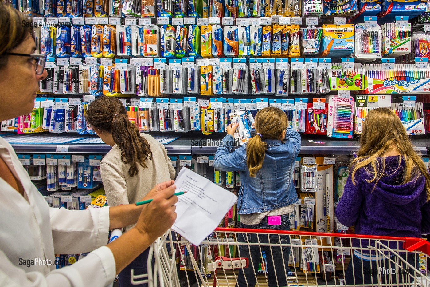 ILLUSTRATION LA RENTREE SCOLAIRE, ACHAT DE FOURNITURES SCOLAIRES EN SUPERMARCHE 