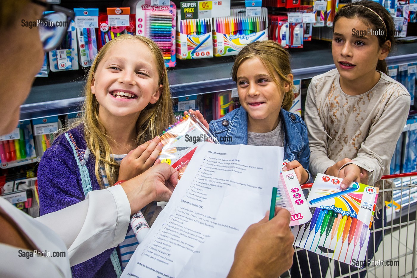 ILLUSTRATION LA RENTREE SCOLAIRE, ACHAT DE FOURNITURES SCOLAIRES EN SUPERMARCHE 