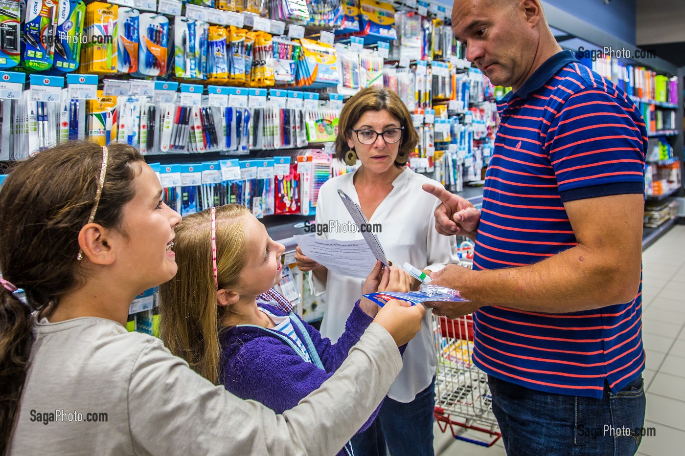 ILLUSTRATION LA RENTREE SCOLAIRE, ACHAT DE FOURNITURES SCOLAIRES EN SUPERMARCHE 