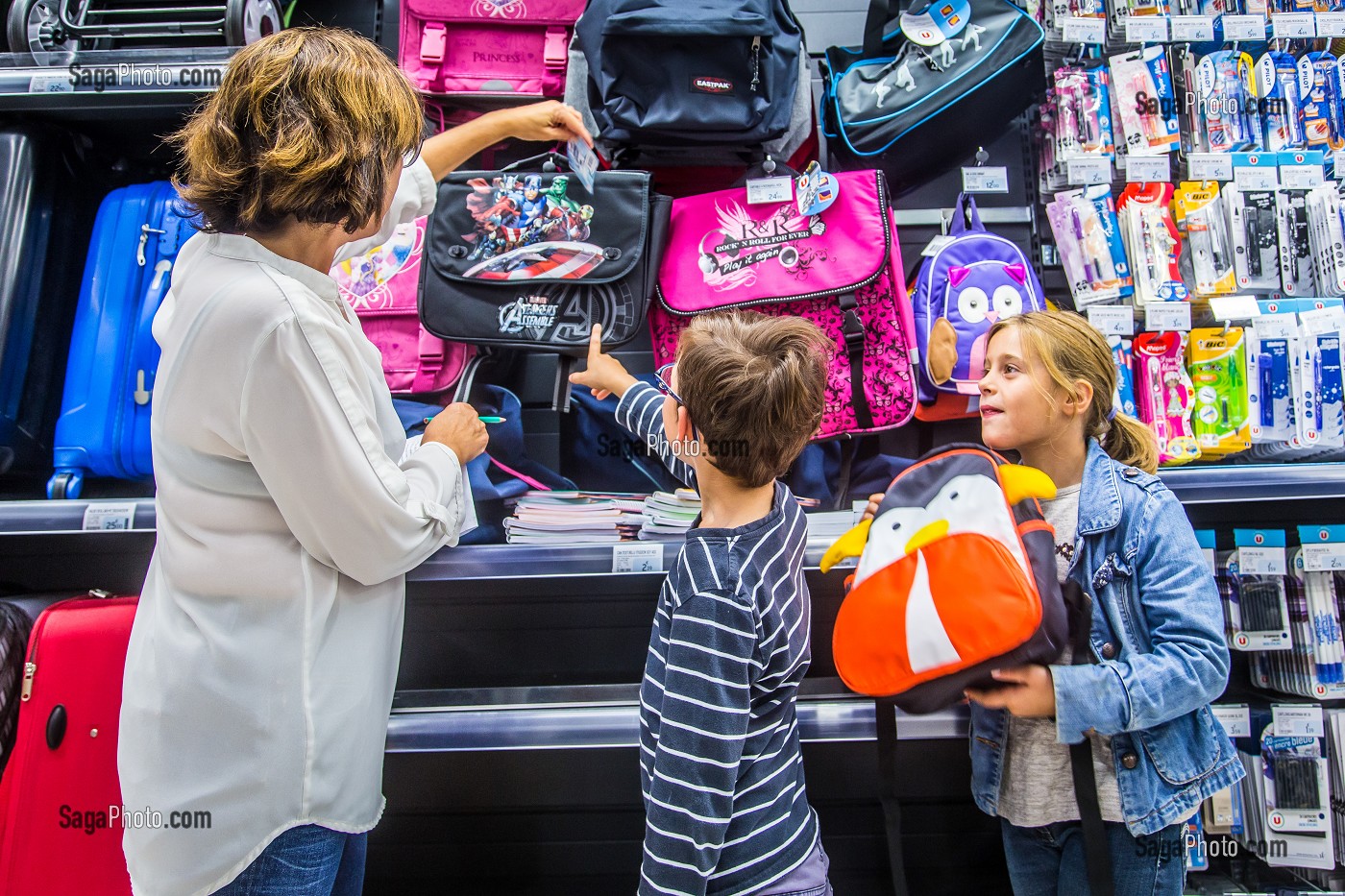 ILLUSTRATION LA RENTREE SCOLAIRE, ACHAT DE FOURNITURES SCOLAIRES EN SUPERMARCHE 