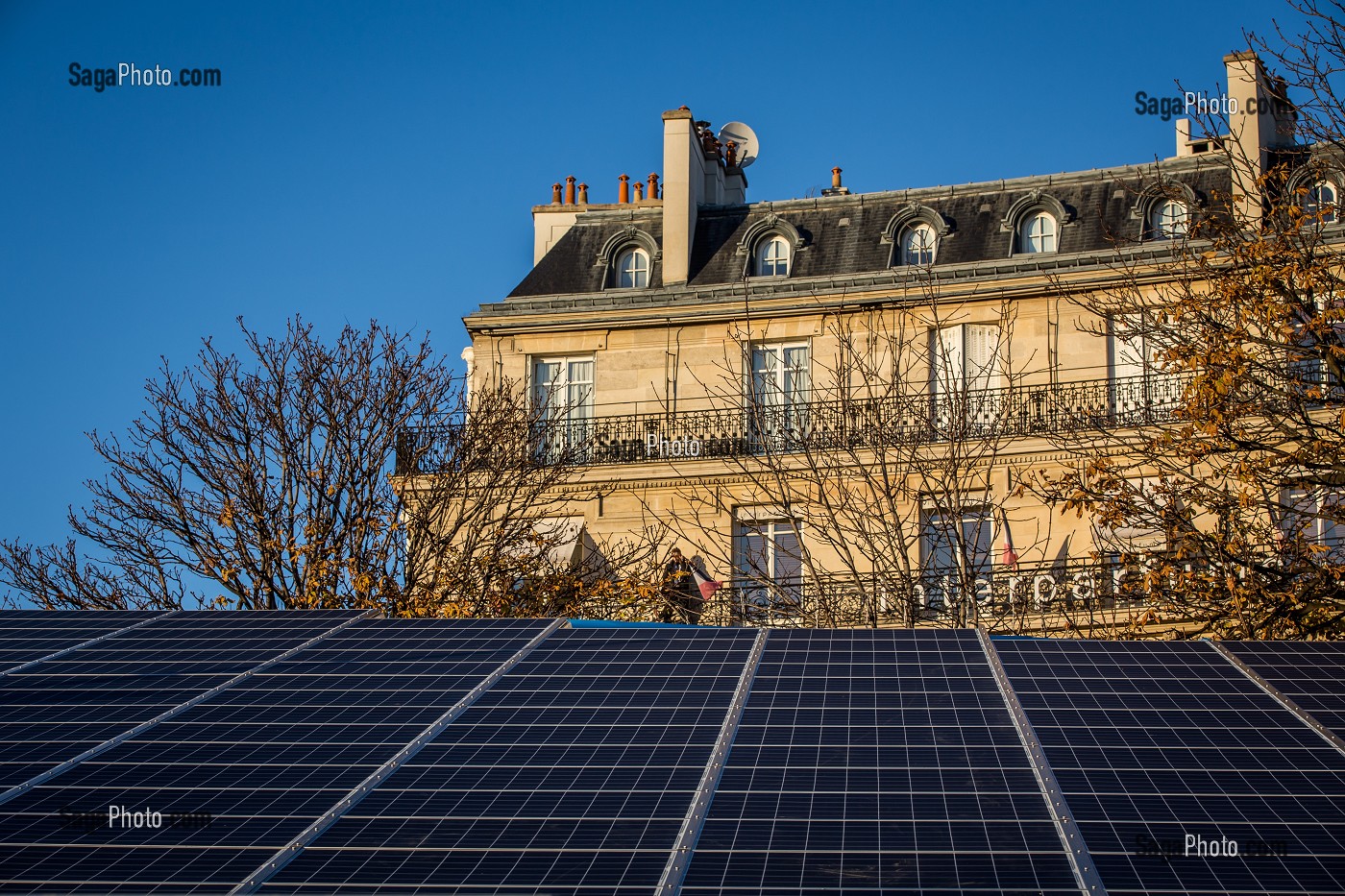 PANNEAUX PHOTOVOLTAIQUES INSTALLES SUR LE ROND POINT DES CHAMPS ELYSEES POUR ALIMENTER UNE PARTIE DES ILLUMINATIONS DE NOEL DE L'AVENUE PENDANT LA COP21, PARIS (75), FRANCE 