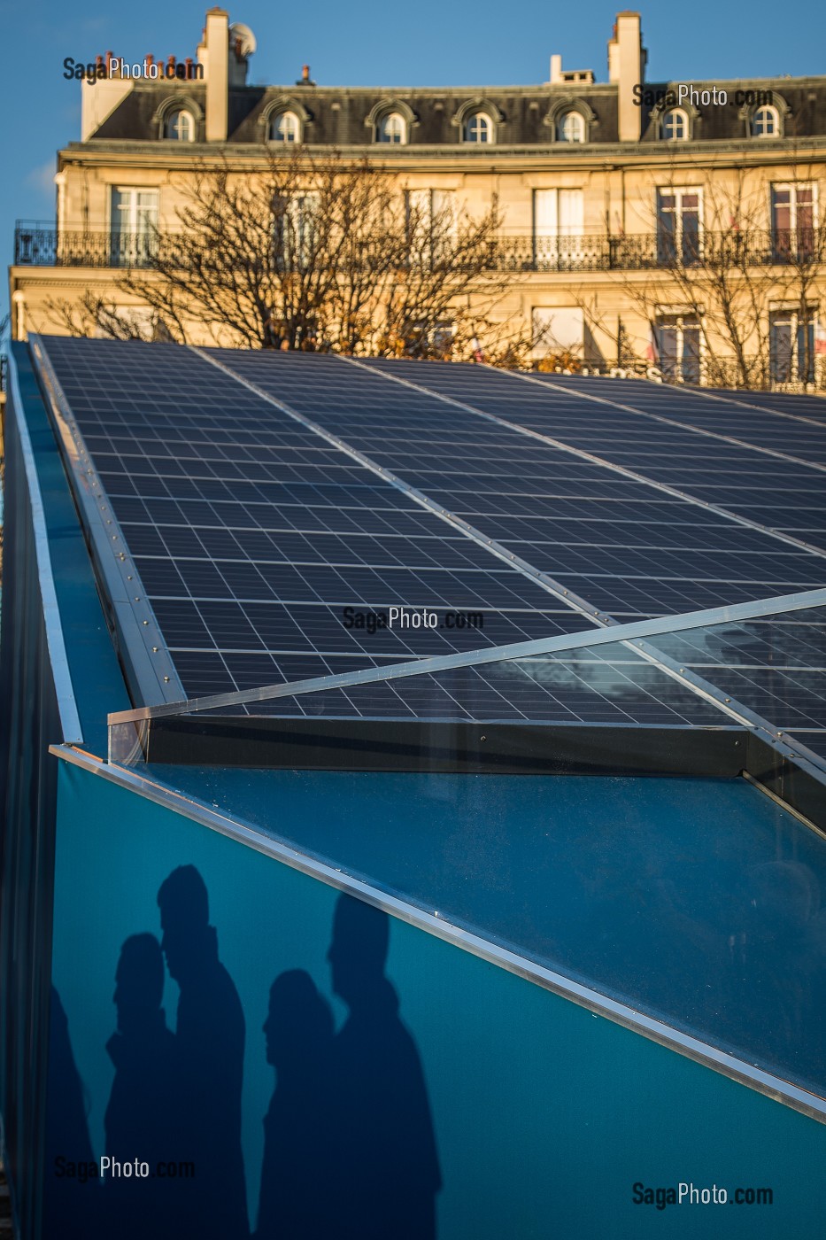 PANNEAUX PHOTOVOLTAIQUES INSTALLES SUR LE ROND POINT DES CHAMPS ELYSEES POUR ALIMENTER UNE PARTIE DES ILLUMINATIONS DE NOEL DE L'AVENUE PENDANT LA COP21, PARIS (75), FRANCE 